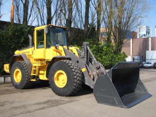 excavator VOLVO L120E year 2003 pic1.jpg